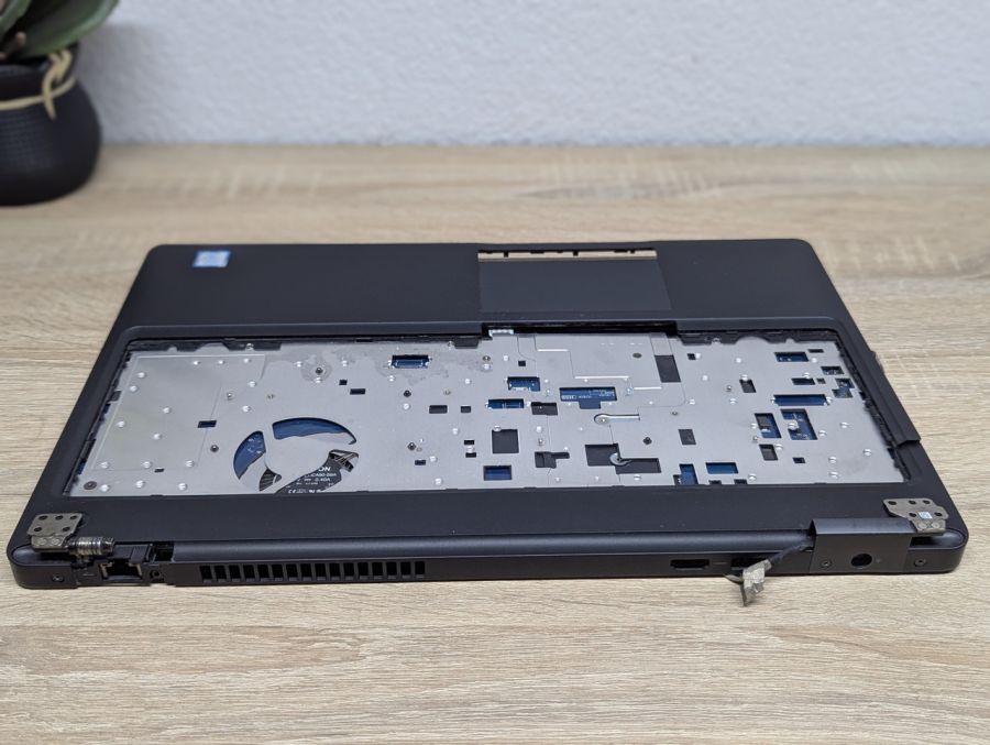 Б/В Частина корпусу+материнська плата для ноутбука Dell Latitude 5580 під розбір