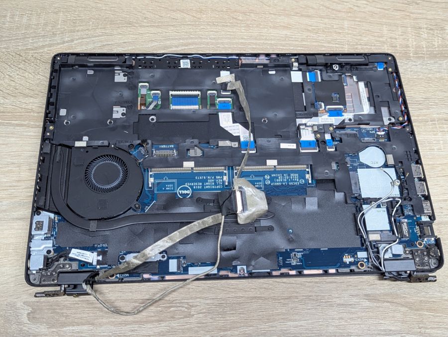Б/В Ноутбук Dell Latitude 5500 під розбір або відновлення