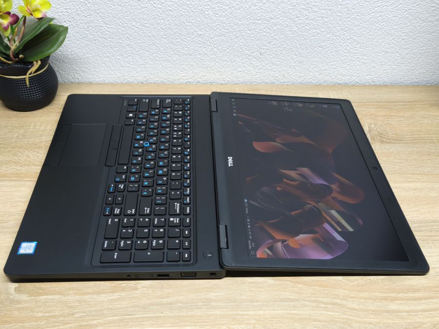 Ноутбук Б/В Dell Latitude 5580, Intel Core i5-6300U, DDR4 8 GB, SSD 256GB, 15.6" Full HD