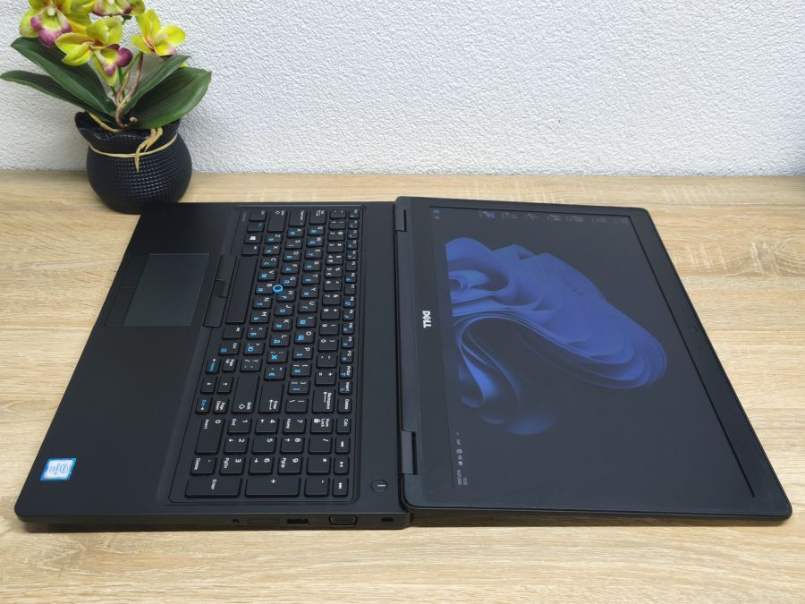 Ноутбук Б/В Dell Latitude 5580, Intel Core i5-6300U, DDR4 8 GB, SSD 256GB, 15.6" Full HD