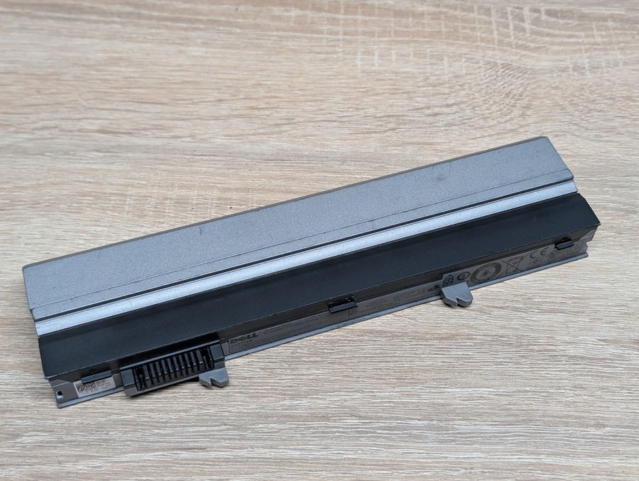 Б/В Оригінальна акумуляторна батарея Dell R3026