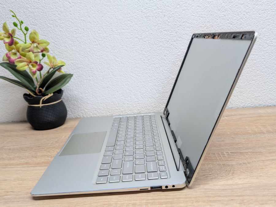 Б/В Ноутбук Jumper EZbook X4 не вмикається