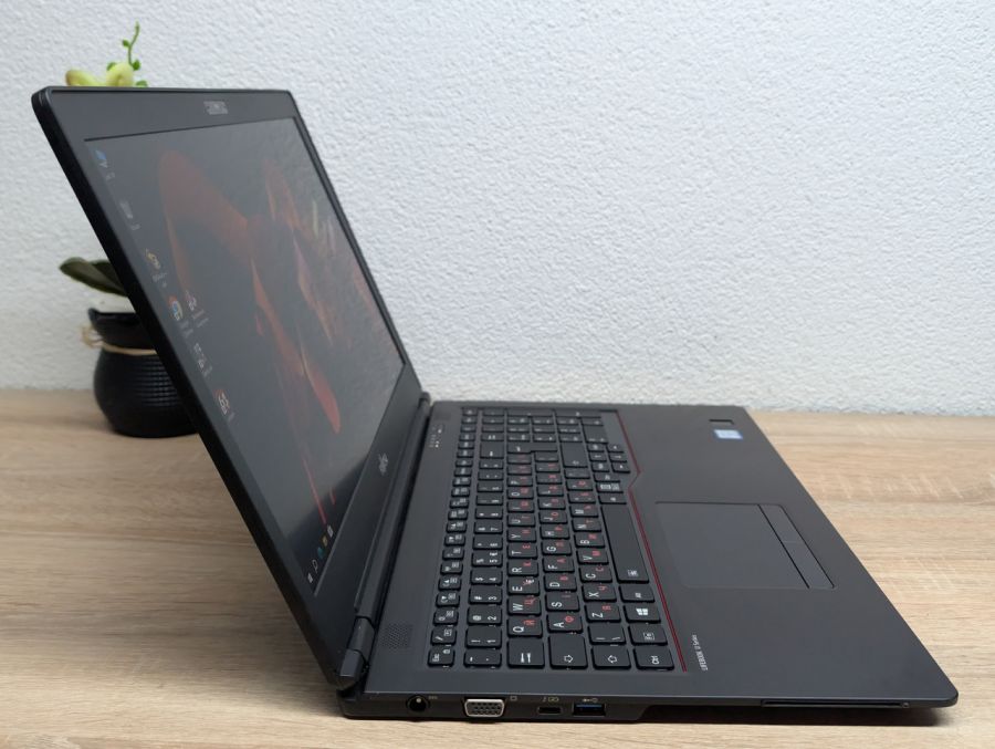 Ноутбук Б/В Fujitsu U759, Intel Core i5-8265U, DDR4 8 GB, SSD 128GB, 15.6" Full HD