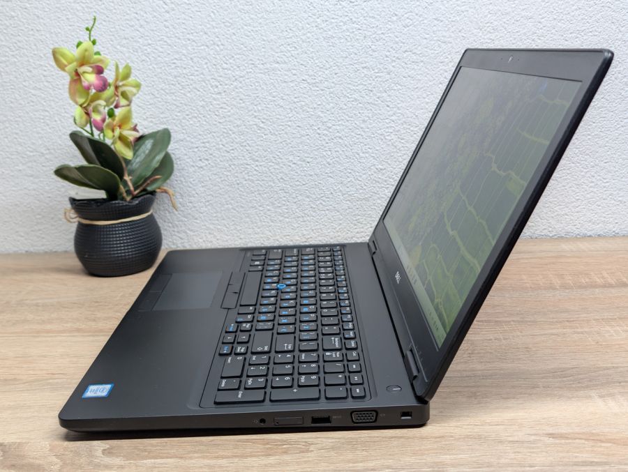 Ноутбук Б/В Dell Latitude 5580:15.6 Full HD Intel Core i5-6300U 8 GB DDR4 SSD 256Gb, Intel HD Graphics