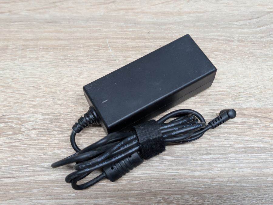 Б/В Блок живлення 40W 19V 2.1A 2.5x0.7мм