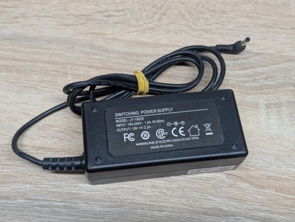Б/В Блок живлення 42W 19V 2.2A 3.0x1.0 мм