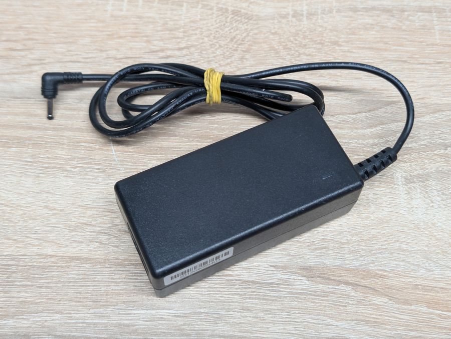 Б/В Блок живлення 42W 19V 2.2A 3.0x1.0 мм
