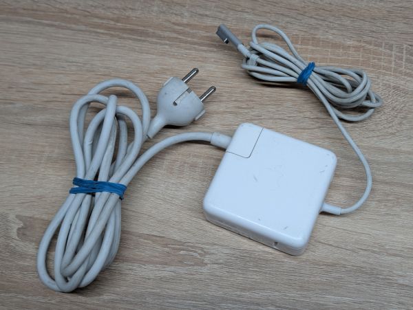 Б/В Оригінальний блок живлення Apple A1344 60W MagSafe 1
