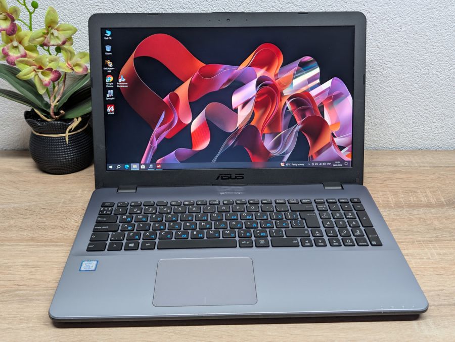 Ноутбук Б/В Asus VivoBook X542U, Intel Core i5-8250U, DDR4 8GB, SSD 256GB + HDD 500GB, 15.6" Full HD